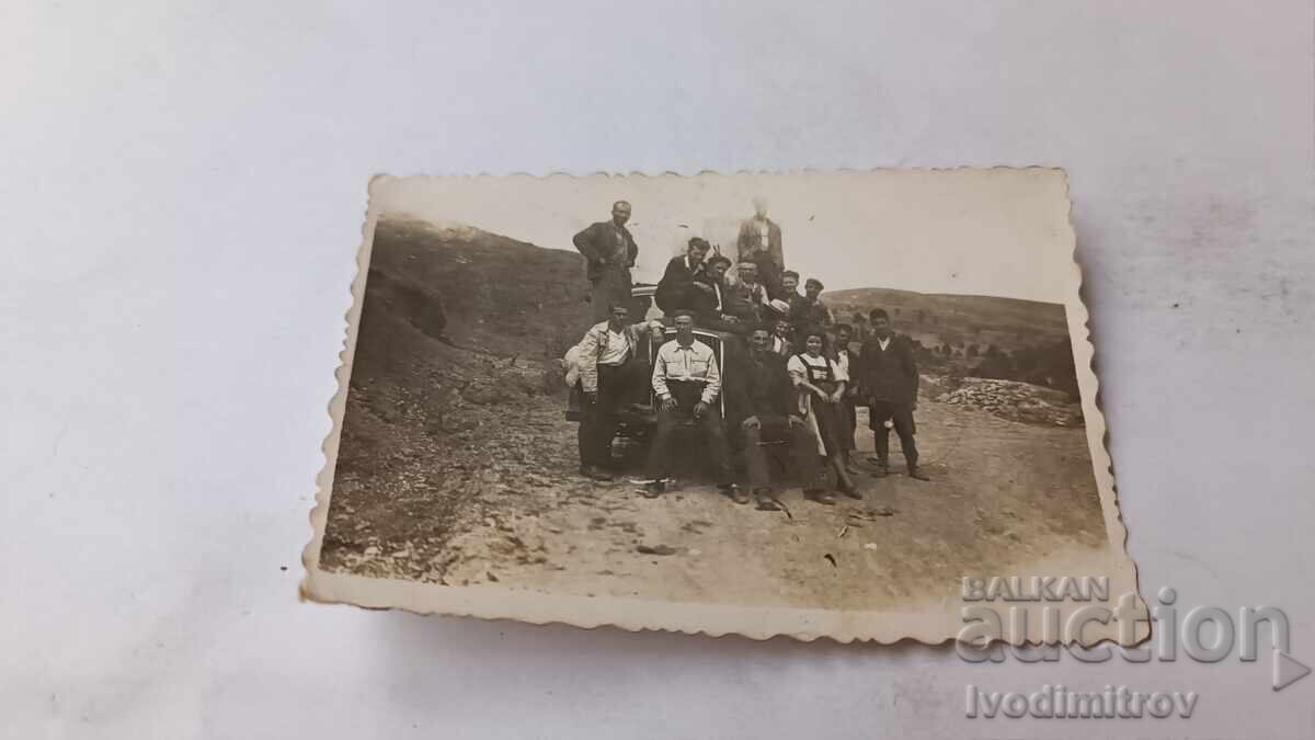 Φωτογραφία Τσάρσκο Σέλο Άνδρες και γυναίκες με ρετρό αυτοκίνητο σε εκδρομή