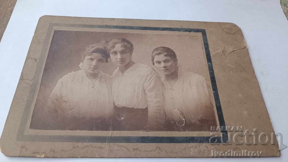 Φωτογραφία Τρία νεαρά κορίτσια από χαρτόνι Φωτογραφία Τρία νεαρά κορίτσια από χαρτόνι