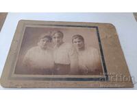 Φωτογραφία Τρία νεαρά κορίτσια από χαρτόνι