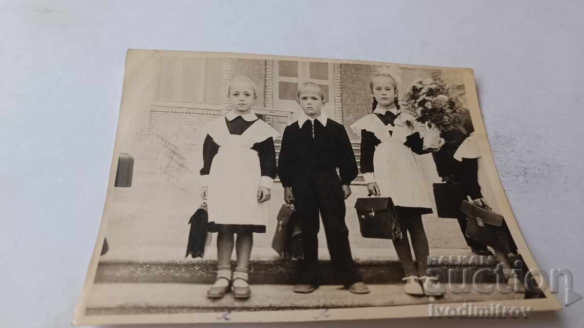 Снимка Момче и две момичета с ученически чанти