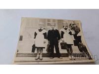 Снимка Момче и две момичета с ученически чанти