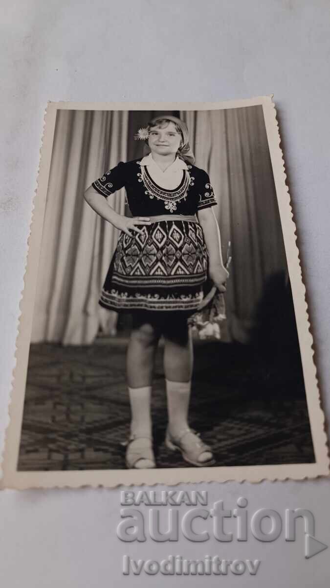 Φωτογραφία Νέας κοπέλας με παραδοσιακή φορεσιά