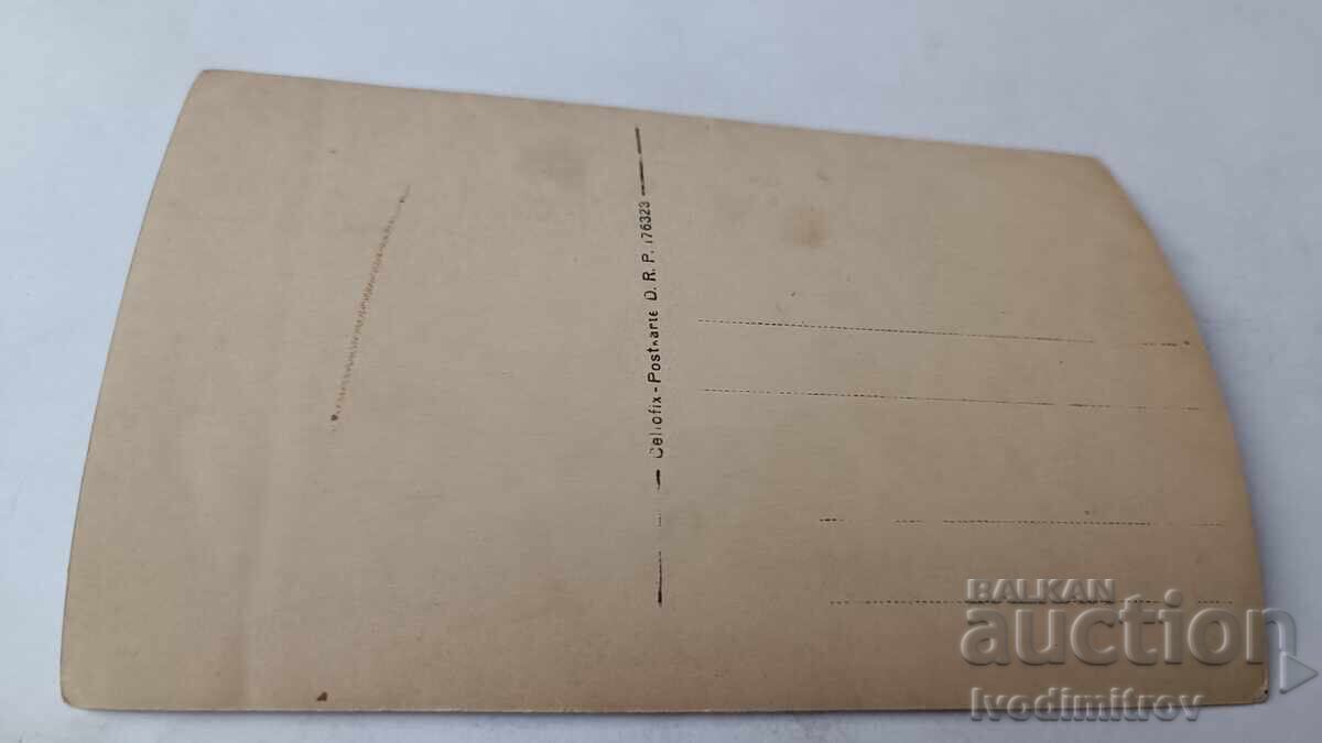 Fotografie Tânăra fată în curte cu preț 1.85 BGN | € 0.95