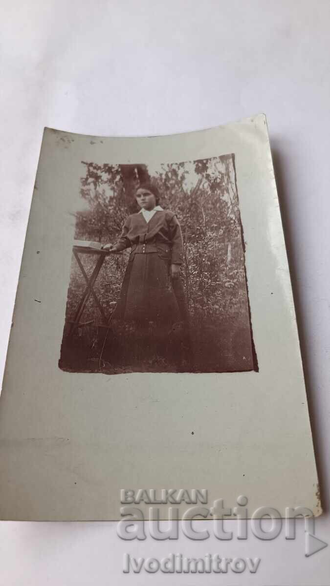 Fotografie Tânăra fată în curte