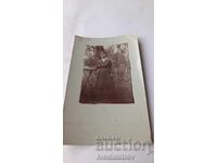 Fotografie Tânăra fată în curte