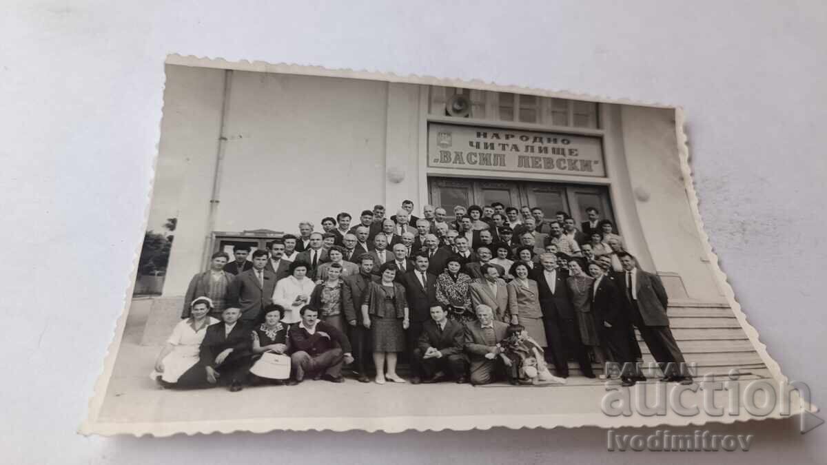 Снимка Мъже и жени пред Народно читалище Васил Левски