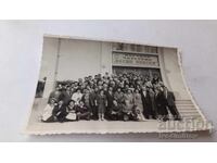 Fotografie Bărbați și femei în fața Casei de Cultură Vasil Levski