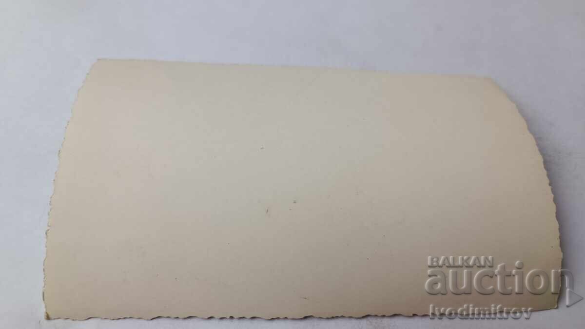 Φωτογραφία Πέντε ανδρών μπροστά από Διοίκηση Εργοστασίου με τιμή 5.45 BGN | € 2.79 Φωτογραφία Πέντε ανδρών μπροστά από Διοίκηση Εργοστασίου με τιμή 5.45 BGN | € 2.79