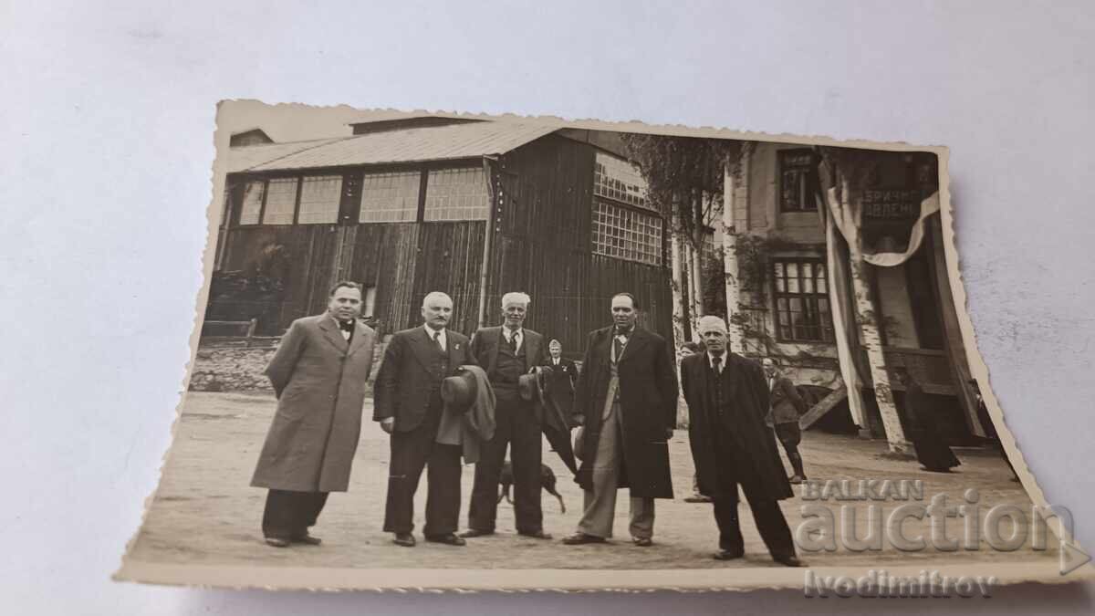 Φωτογραφία Πέντε ανδρών μπροστά από Διοίκηση Εργοστασίου Φωτογραφία Πέντε ανδρών μπροστά από Διοίκηση Εργοστασίου