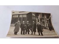 Fotografie Cinci bărbați în fața Conducerii Fabricii