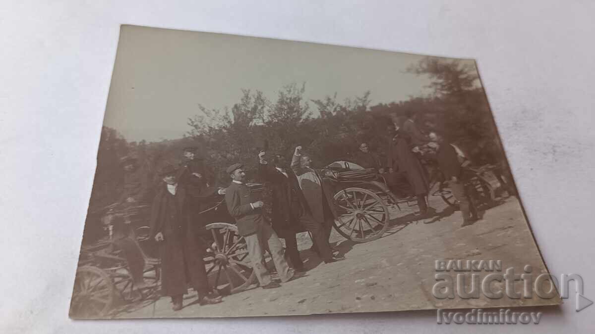 Photo Men with two carriages