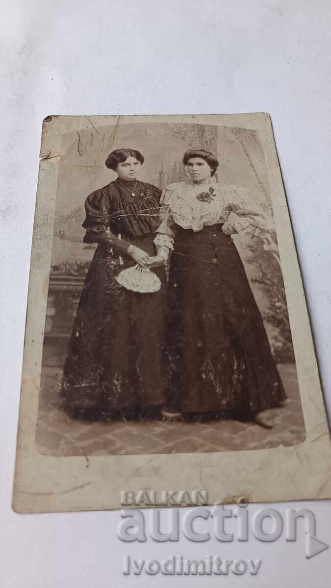 Foto Două fete tinere