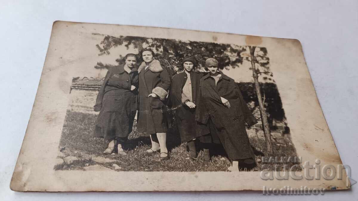 Φωτογραφία Τέσσερα νεαρά κορίτσια Φωτογραφία Τέσσερα νεαρά κορίτσια