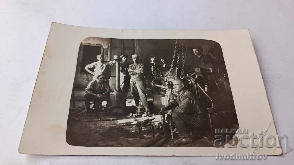 Photo Men in Workshop