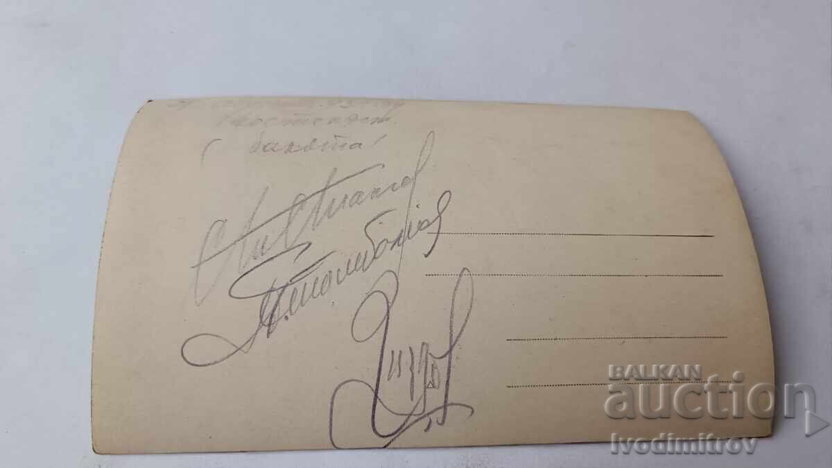 Fotografie Kiustendil Trei bărbați în parc în fața băii 1931 cu preț 2.45 BGN | € 1.25