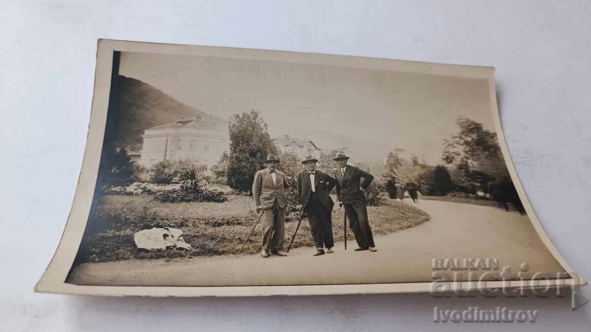 Fotografie Kiustendil Trei bărbați în parc în fața băii 1931