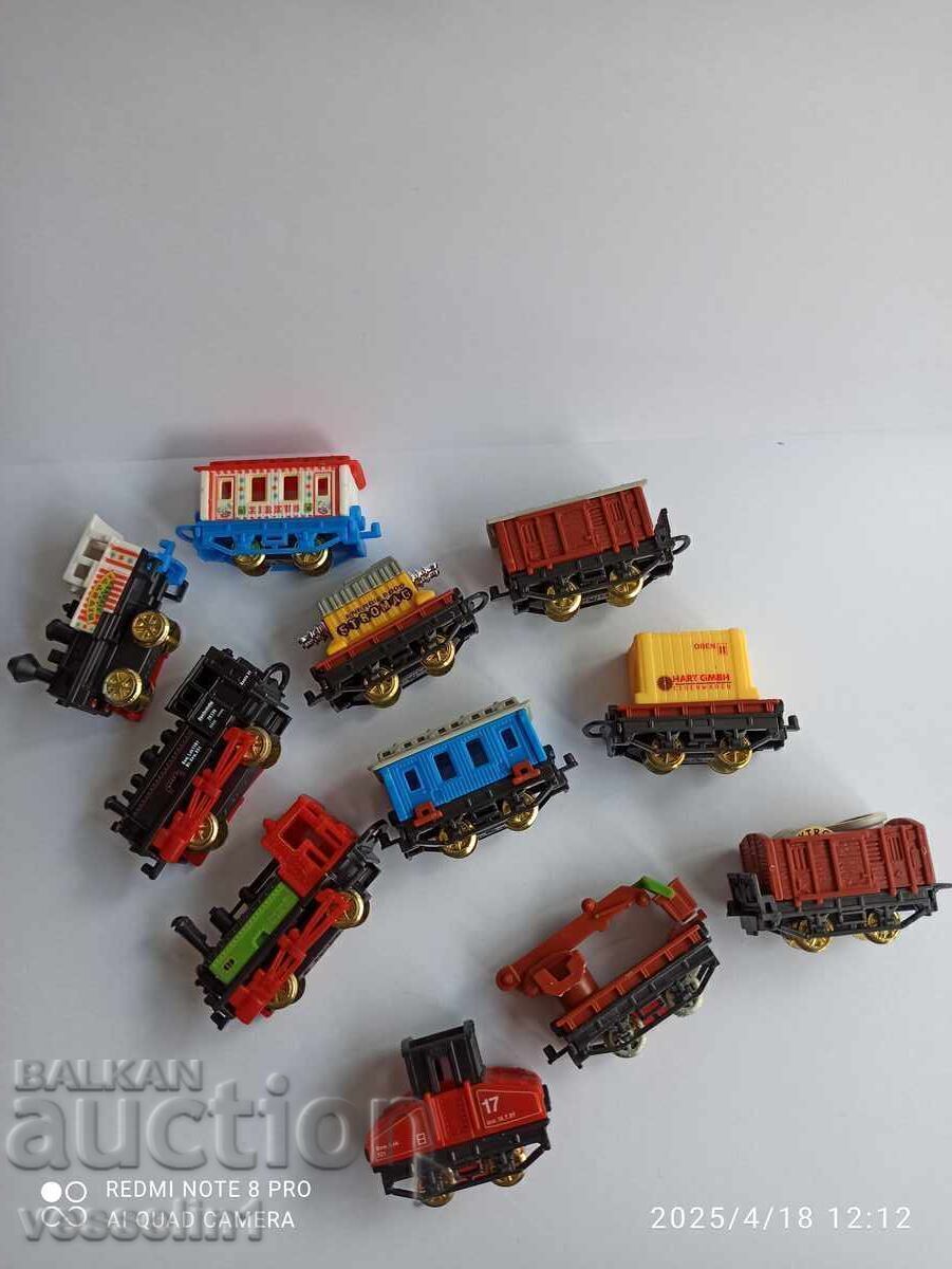 Lot jucării Kinder vechi locomotivă manevră vagon kinder ouă cu preț € 15.00 | 29.34 BGN Lot jucării Kinder vechi locomotivă manevră vagon kinder ouă cu preț € 15.00 | 29.34 BGN