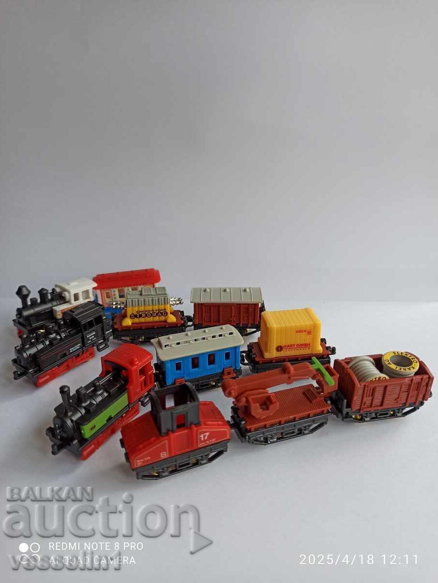 Lot of old Kinder toys: Maneuvering locomotive wagon Lot of old Kinder toys: Maneuvering locomotive wagon