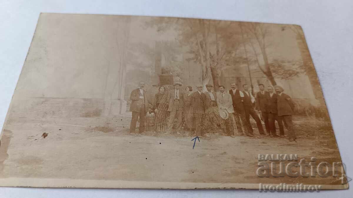 Fotografie Ruse Nicolae Staicov cu funcționari de la fabrică în Ruse