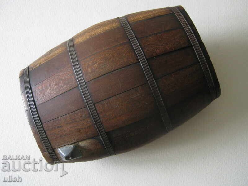 Αρχαία ξύλινη επίπεδη φιάλη αλκοόλ με τιμή 50.00 BGN | € 25.56