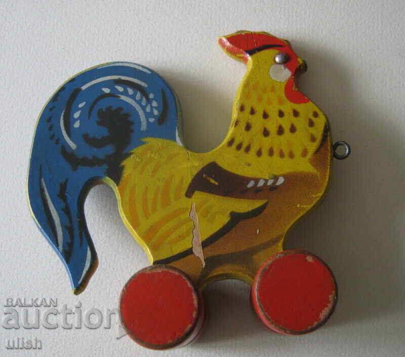 Παλιό ξύλινο παιδικό παιχνίδι που τραβιέται, κόκορας με ρόδες