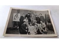 Fotografie Studenți de pictură cu doi modele în atelier