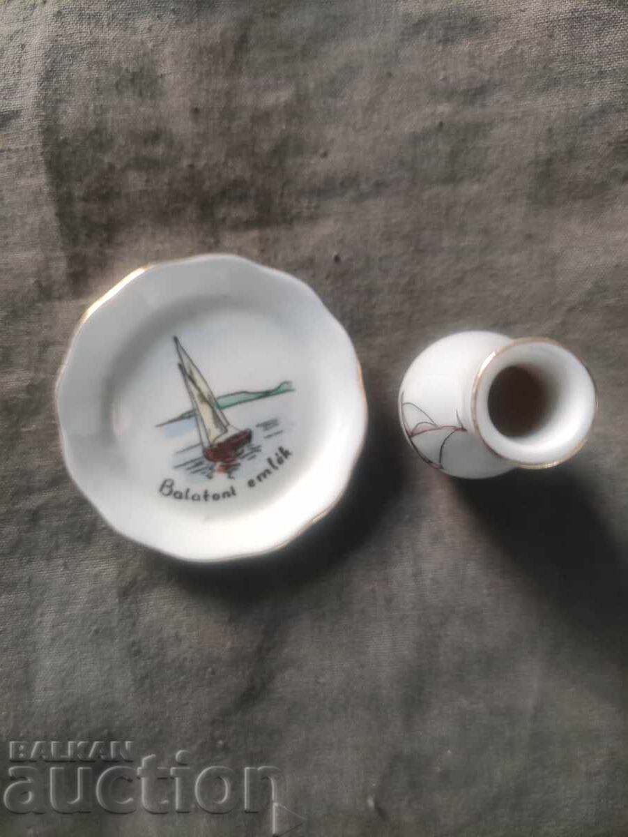 Ουγγρικό πορσελάνη: μικροσκοπικό βάζο και πιάτο με τιμή 50.00 BGN | € 25.56 Ουγγρικό πορσελάνη: μικροσκοπικό βάζο και πιάτο με τιμή 50.00 BGN | € 25.56