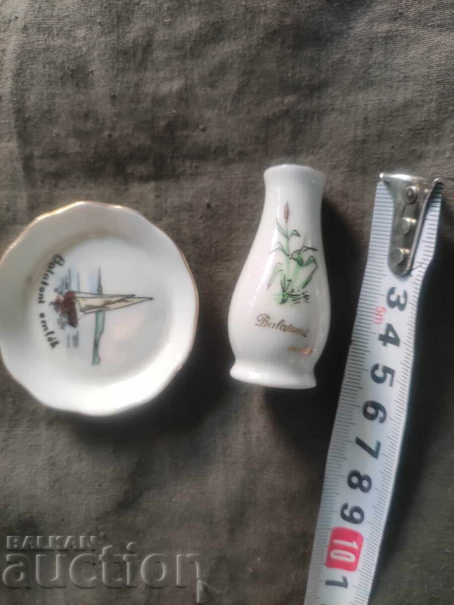 Δημοπρασία Ουγγρικό πορσελάνη: μικροσκοπικό βάζο και πιάτο Δημοπρασία Ουγγρικό πορσελάνη: μικροσκοπικό βάζο και πιάτο