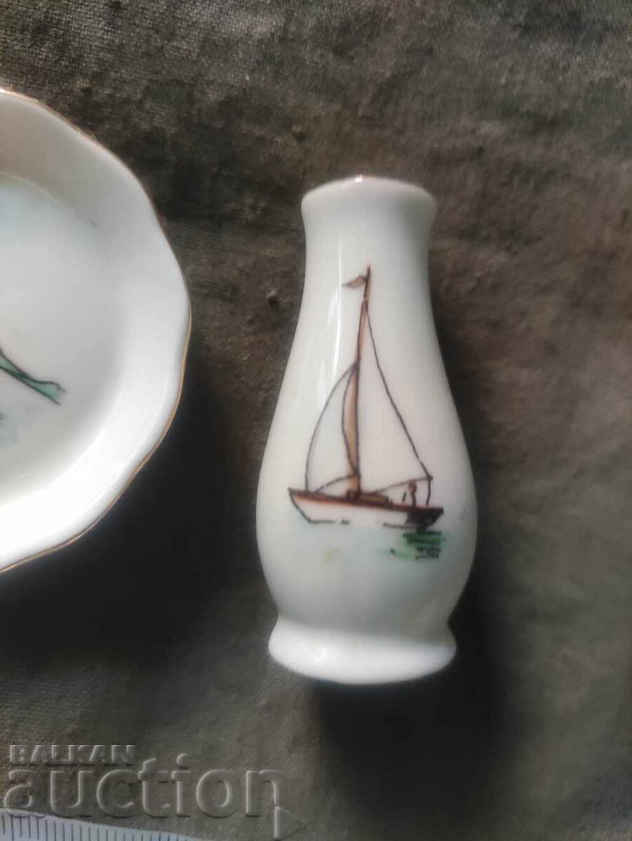 Παράδοση Ουγγρικό πορσελάνη: μικροσκοπικό βάζο και πιάτο Παράδοση Ουγγρικό πορσελάνη: μικροσκοπικό βάζο και πιάτο