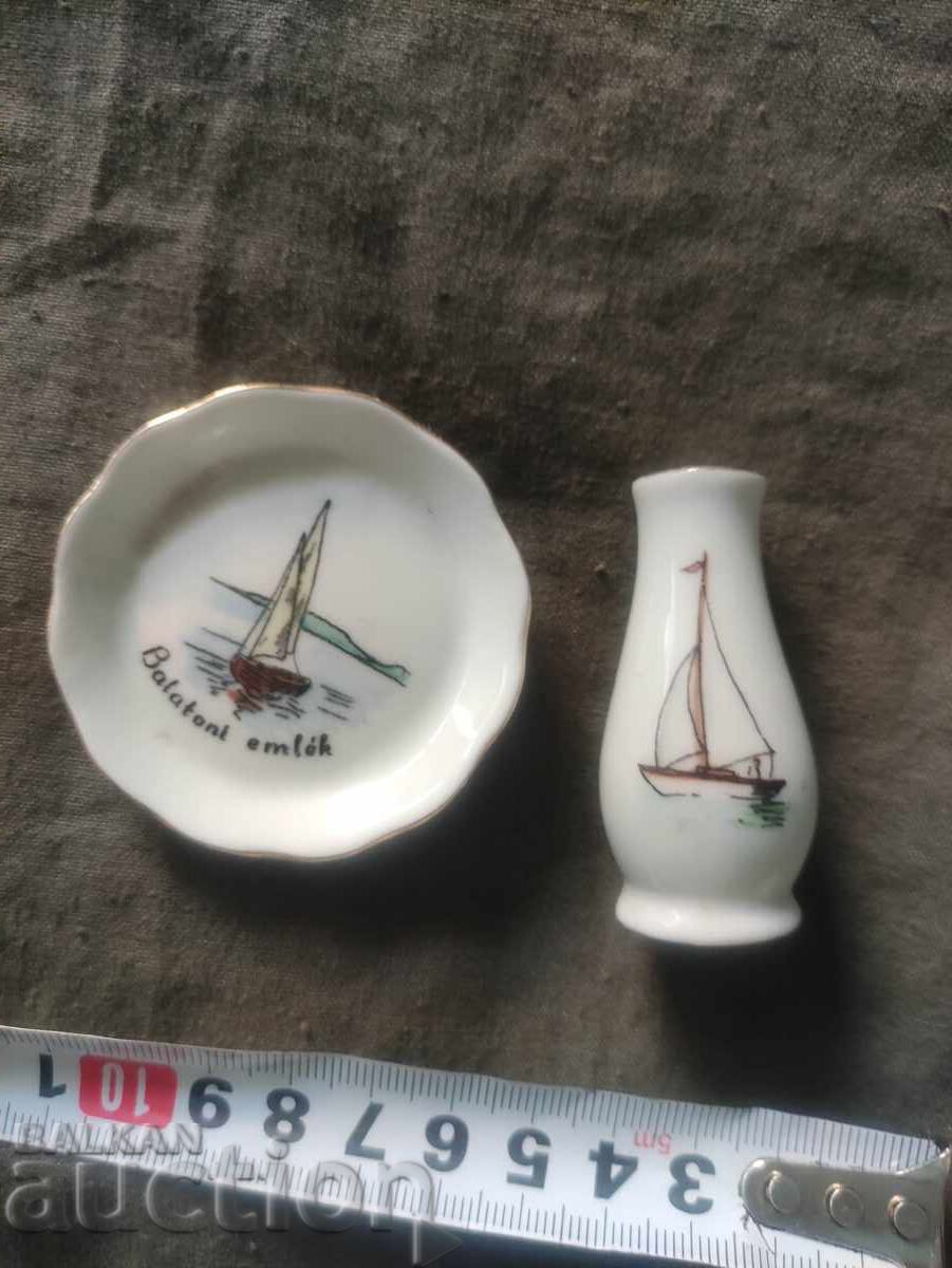 Ουγγρικό πορσελάνη: μικροσκοπικό βάζο και πιάτο Ουγγρικό πορσελάνη: μικροσκοπικό βάζο και πιάτο