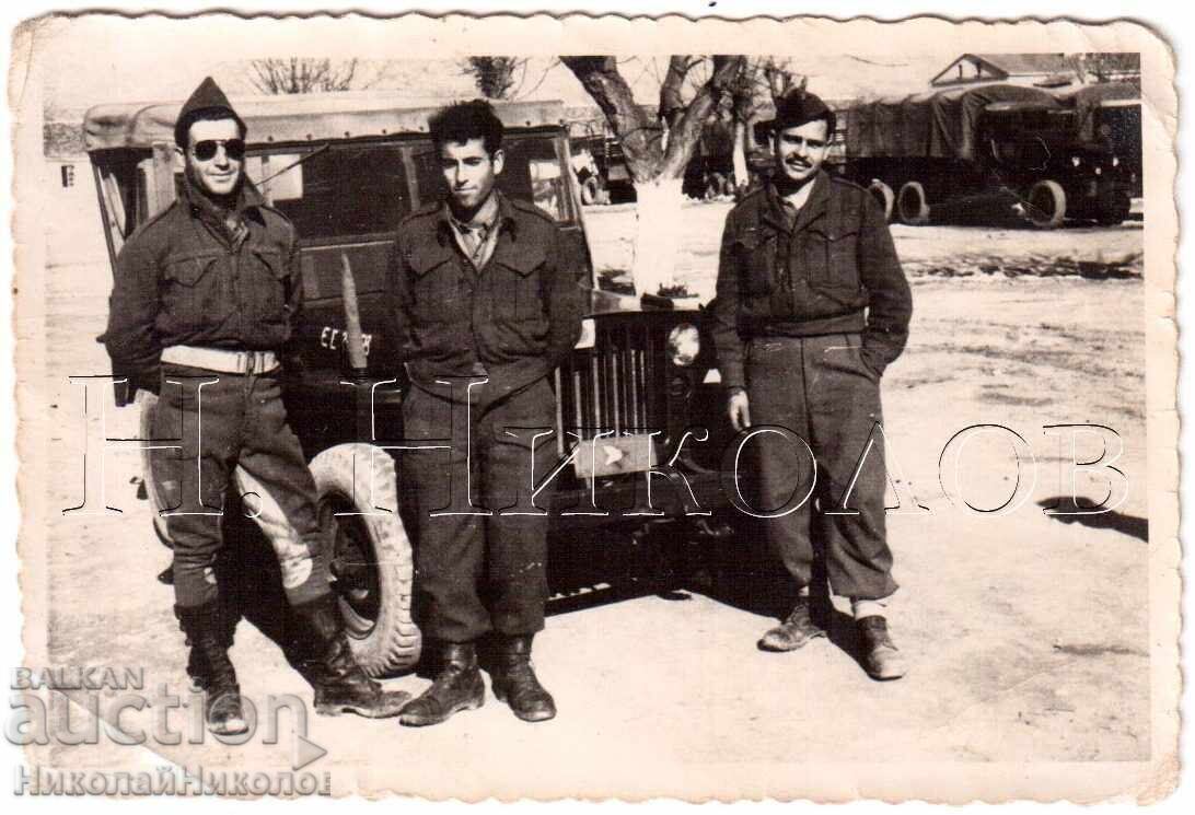 МАЛКА СТАРА СНИМКА ГРЪЦКИ ВОЙНИЦИ ПРЕД ВОЕНЕН АВТОМОБИЛ Д749