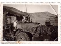 1950 SMALL OLD PHOTO GREECE DRAMA GREEK SOLDIERS D750