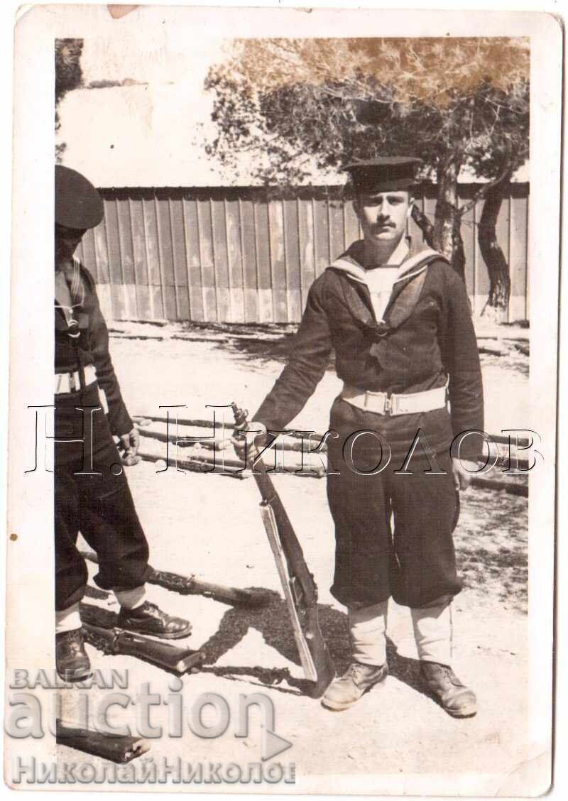 SMALL OLD PHOTO GREECE GREEK SOLDIER / SAILOR WITH RIFLE D753