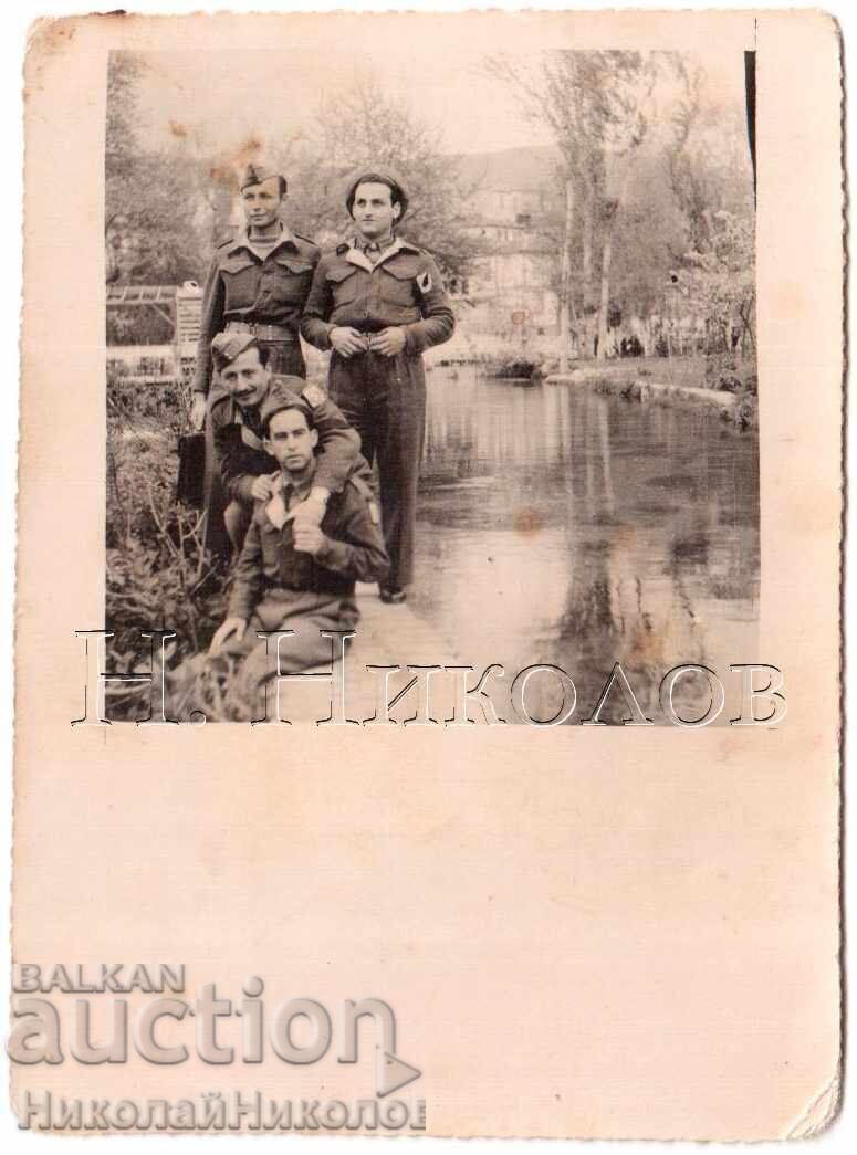 SMALL OLD PHOTO GREECE GREEK SOLDIERS BY A LAKE D755