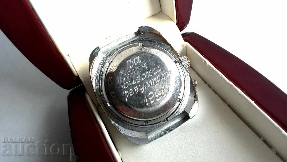 Παράδοση Βραβευμένο ρολόι του Ντόμπρι Τζουρόφ