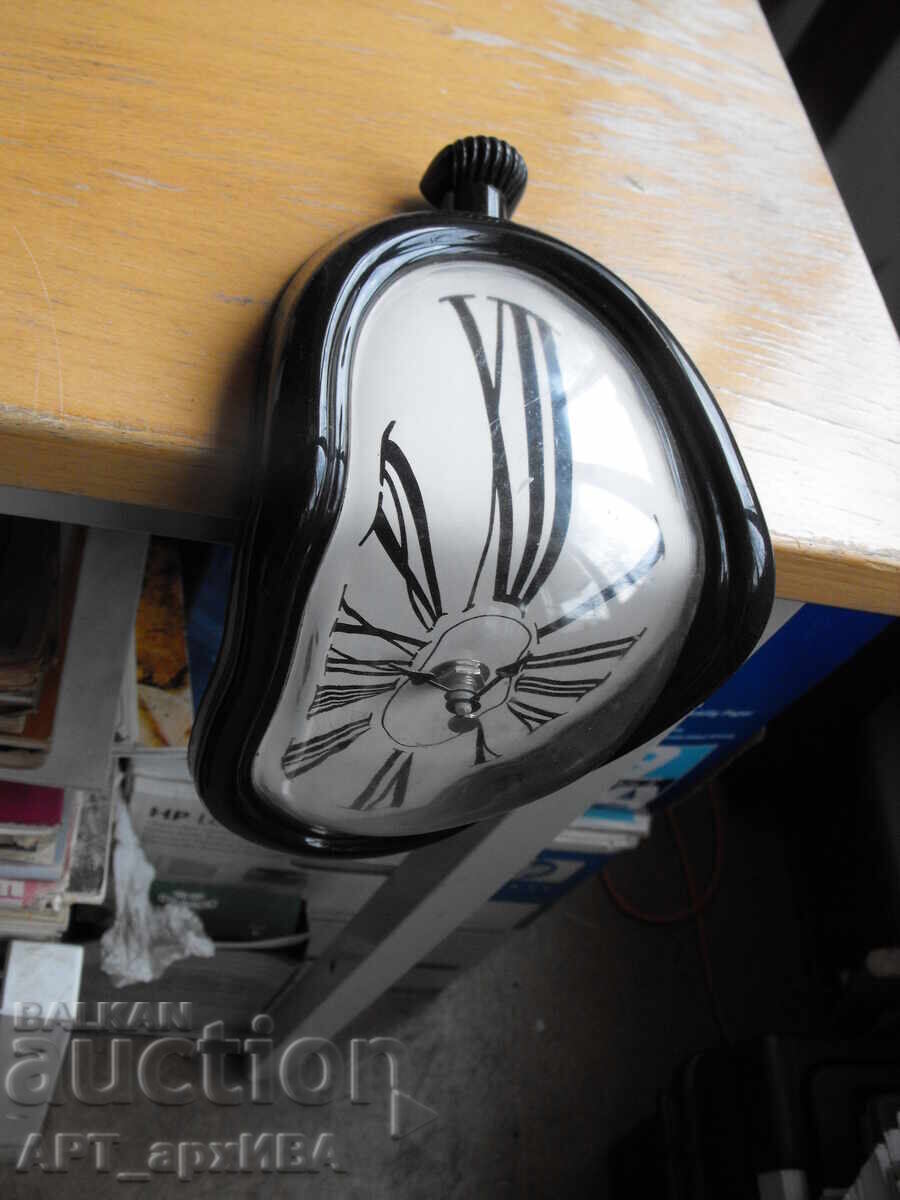 Ψηφιακό ρολόι με μοναδικό σχέδιο – σε στυλ Σαλβαδόρ Νταλί! με τιμή 18.50 BGN | € 9.46