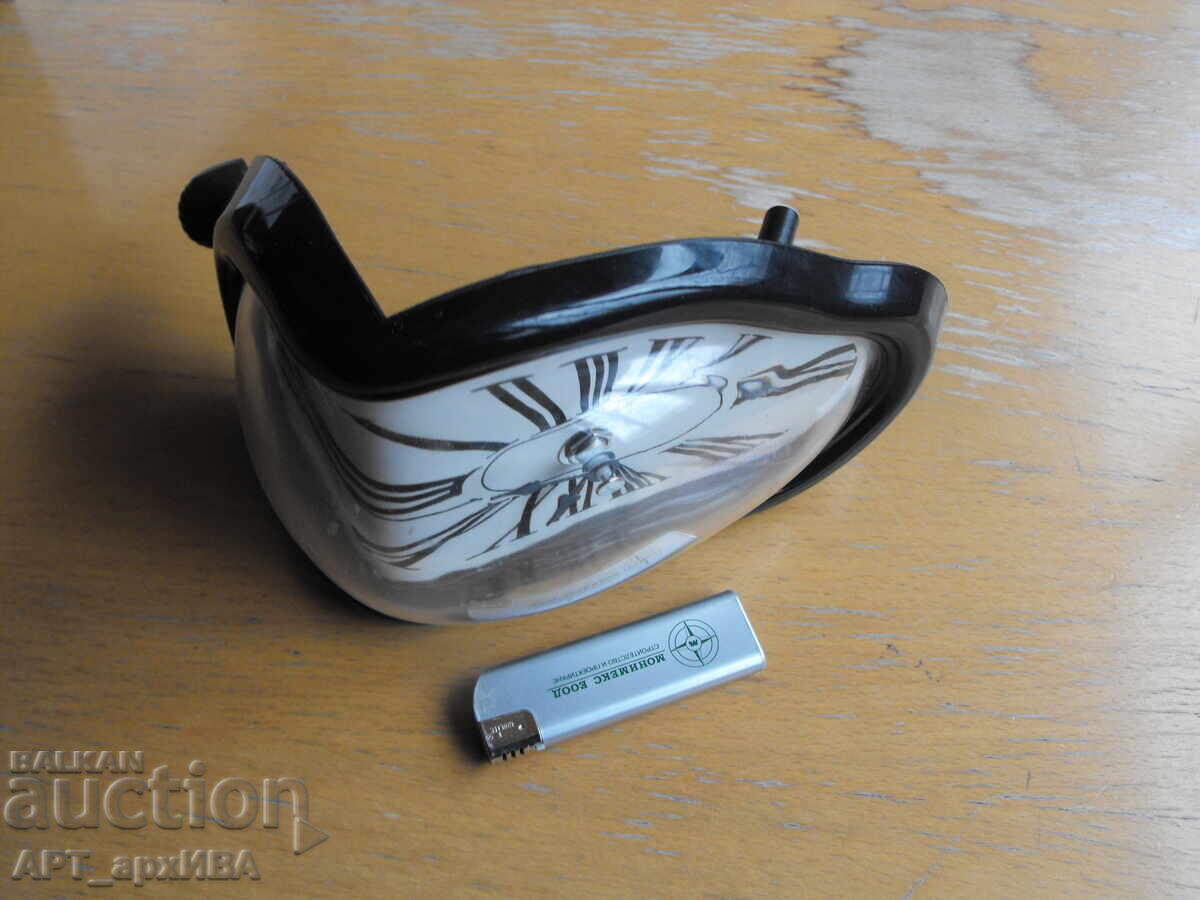 Παράδοση Ψηφιακό ρολόι με μοναδικό σχέδιο – σε στυλ Σαλβαδόρ Νταλί!