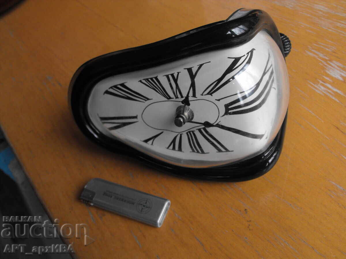 Ψηφιακό ρολόι με μοναδικό σχέδιο – σε στυλ Σαλβαδόρ Νταλί!