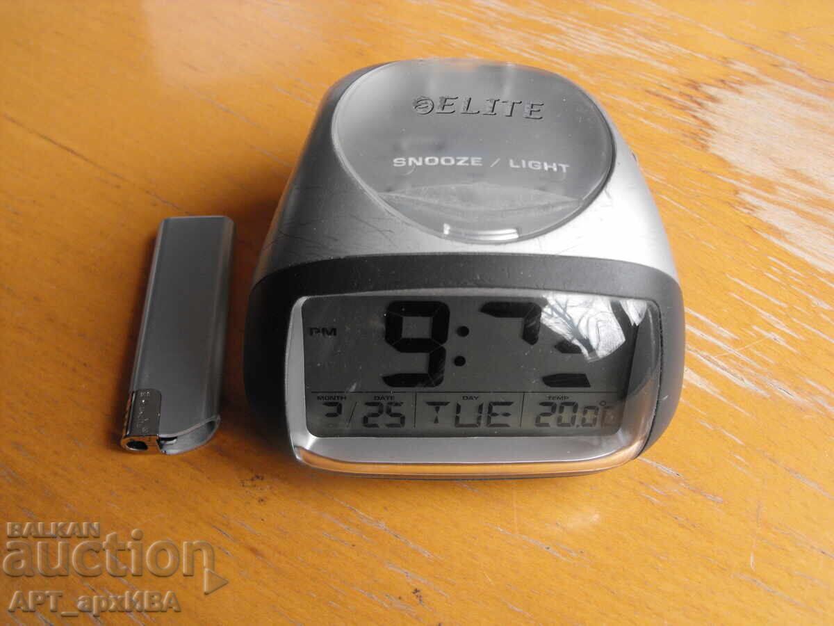 Дигитален настолен часовник.