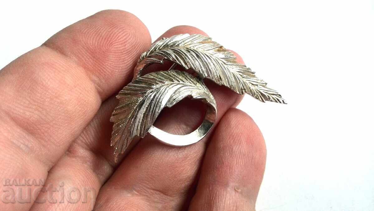 Veche broșă argintată