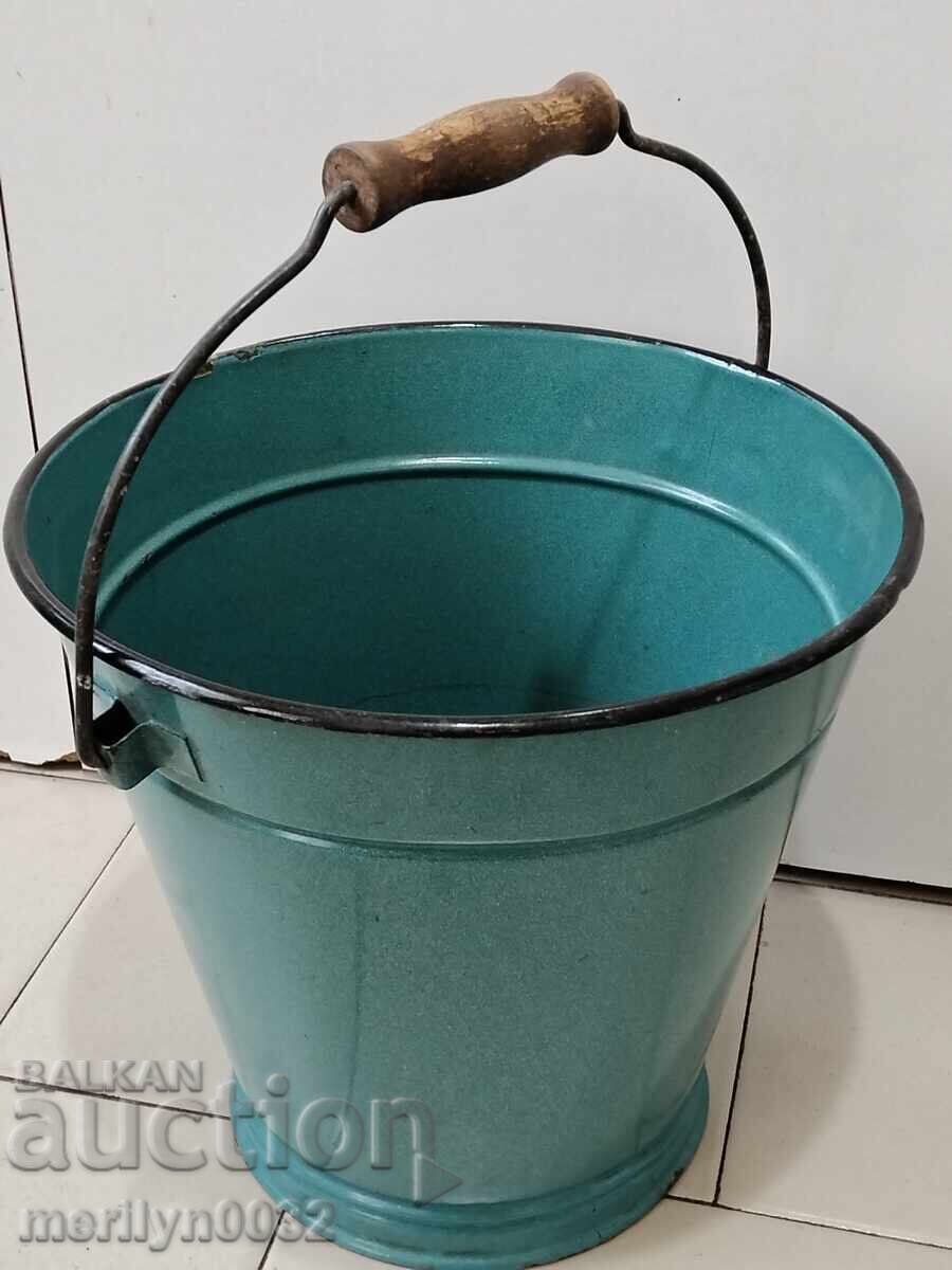 Δημοπρασία Κουβάς εμαγιέ από την εποχή της λεκάνης σμάλτου αγγείου Σώτσα NRB