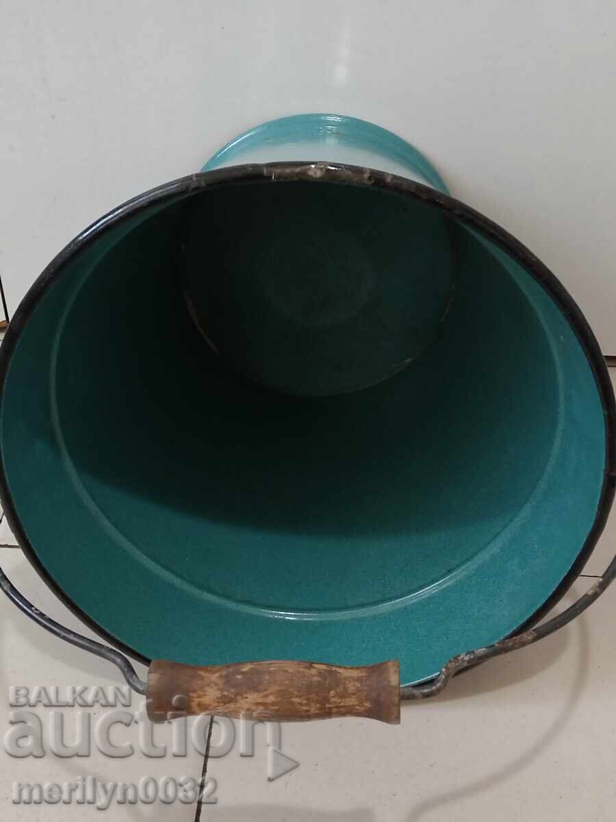 Παράδοση Κουβάς εμαγιέ από την εποχή της λεκάνης σμάλτου αγγείου Σώτσα NRB