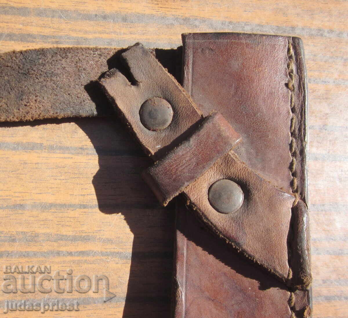 Παράδοση ΠΣΒ δερμάτινος θήκη για στρατιωτικό φτυάρι τάφρου Παράδοση ΠΣΒ δερμάτινος θήκη για στρατιωτικό φτυάρι τάφρου