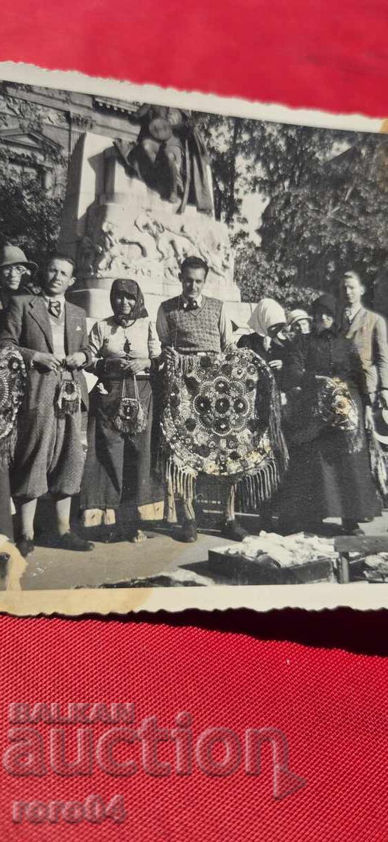 ETNOGRAFIE cu preț 18.00 BGN | € 9.20 ETNOGRAFIE cu preț 18.00 BGN | € 9.20