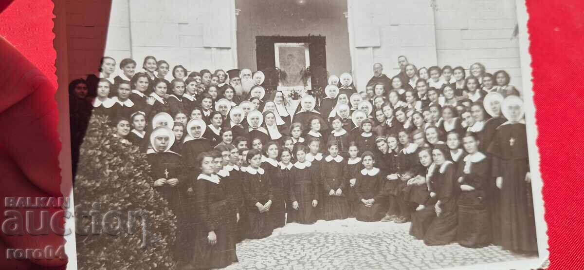 CĂLUGĂRIȚE - COPII - PASTORI - PREOȚI cu preț 22.50 BGN | € 11.50