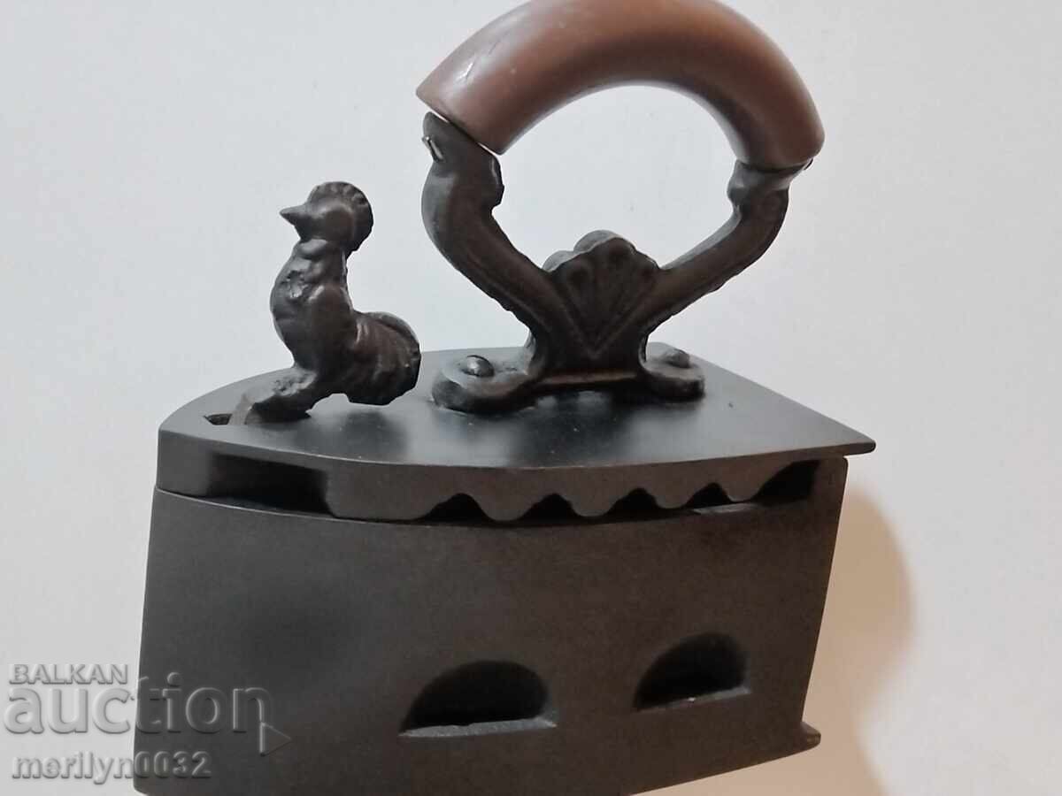 Δημοπρασία Ένα παλιό σίδερο στη φωτιά