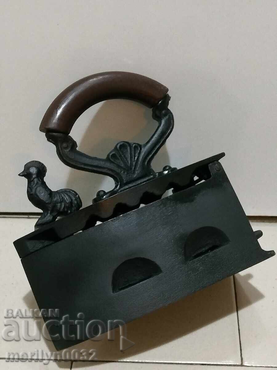 Παράδοση Ένα παλιό σίδερο στη φωτιά