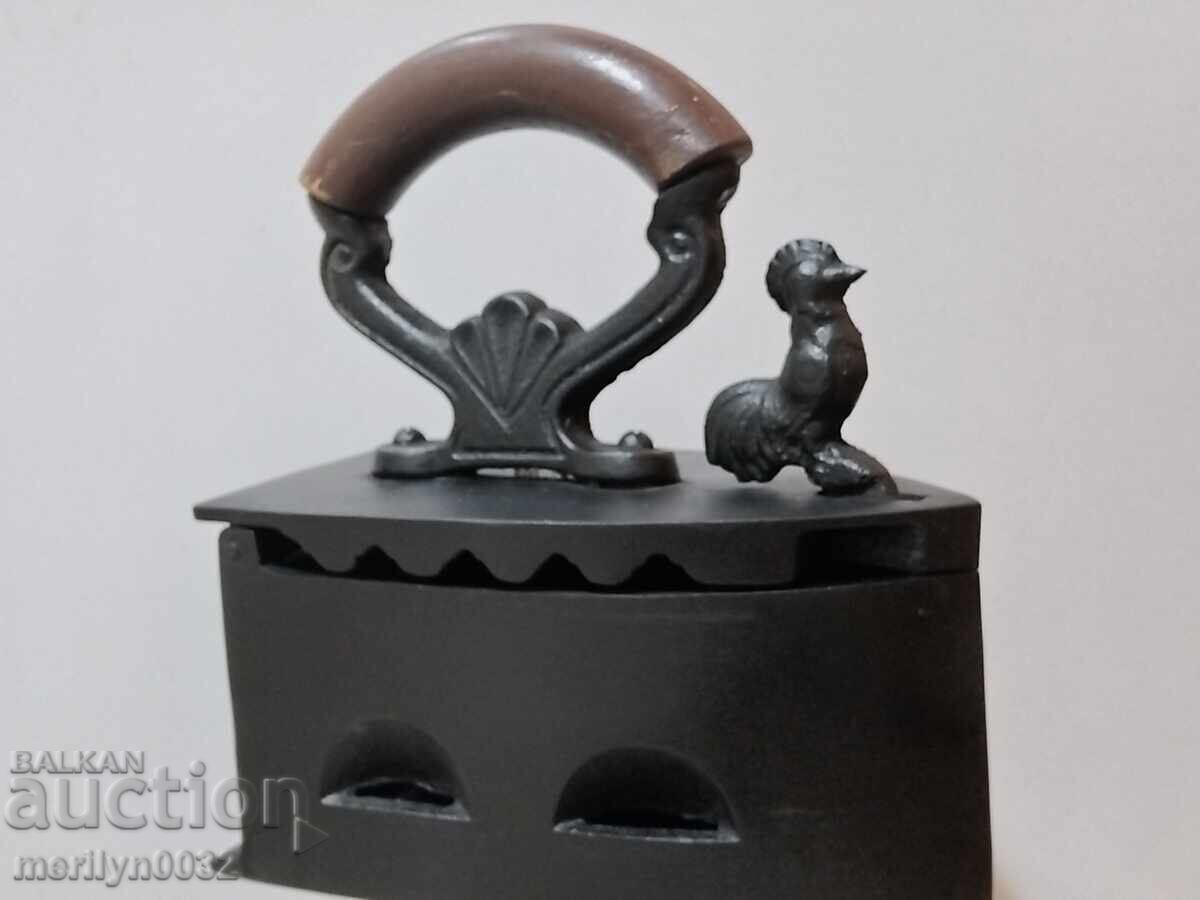 Ένα παλιό σίδερο στη φωτιά