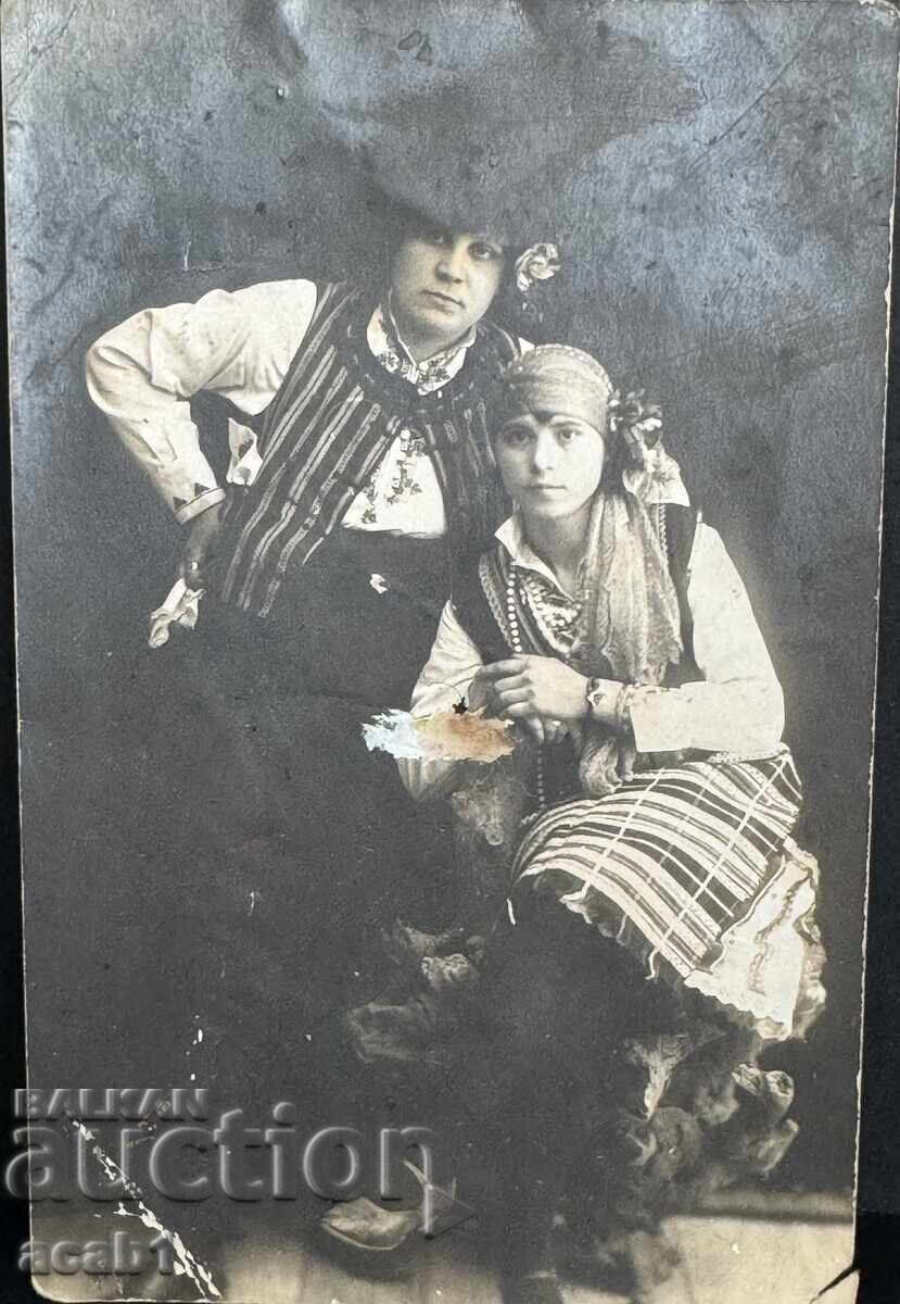 Студийна фотография Дами с Носии с цена 7.99 лв. | € 4.09 Студийна фотография Дами с Носии с цена 7.99 лв. | € 4.09