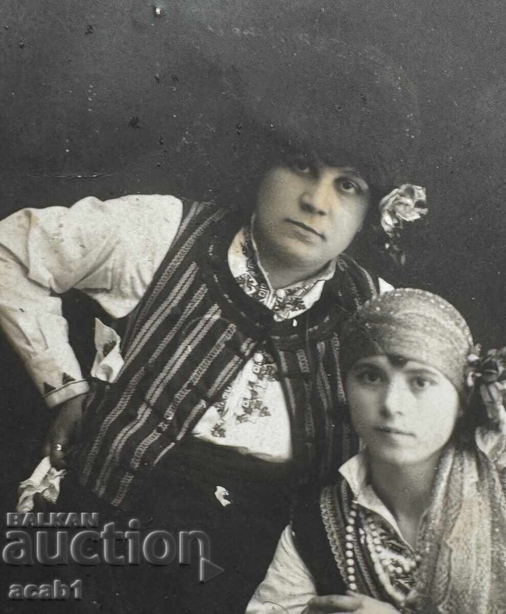 Студийна фотография Дами с Носии Студийна фотография Дами с Носии